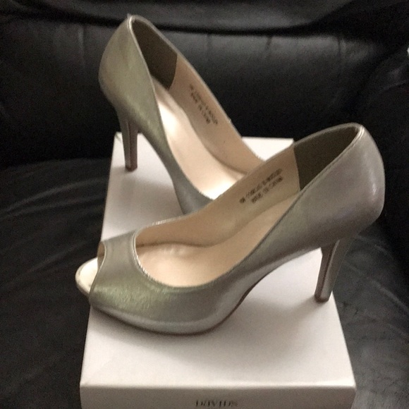 David’s Bridal Kingsley MSilver peep toe pumps. - Picture 2 of 3
